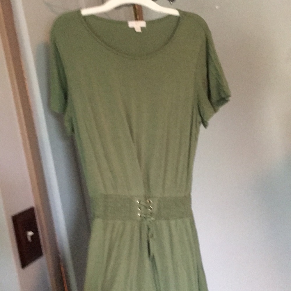 👗Charming Charlie’s short-sleeved flowy dress